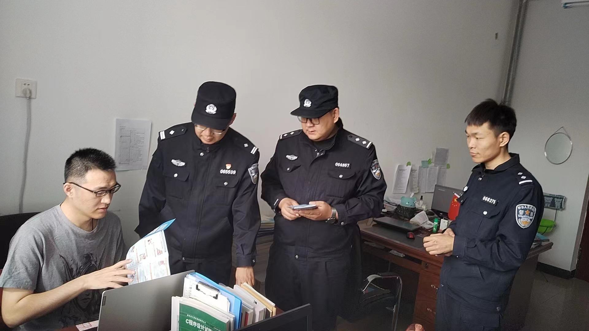 反詐教育進(jìn)校園 民警現場(chǎng)來(lái)宣傳